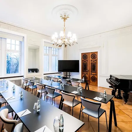 Tribe Center Viesnīca 4*