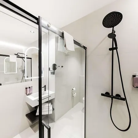 Tribe Centre - Renovated 2026 ホテル 4*