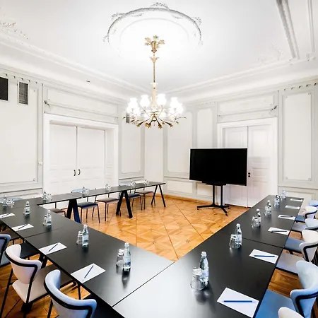 Отель Tribe Center 4*